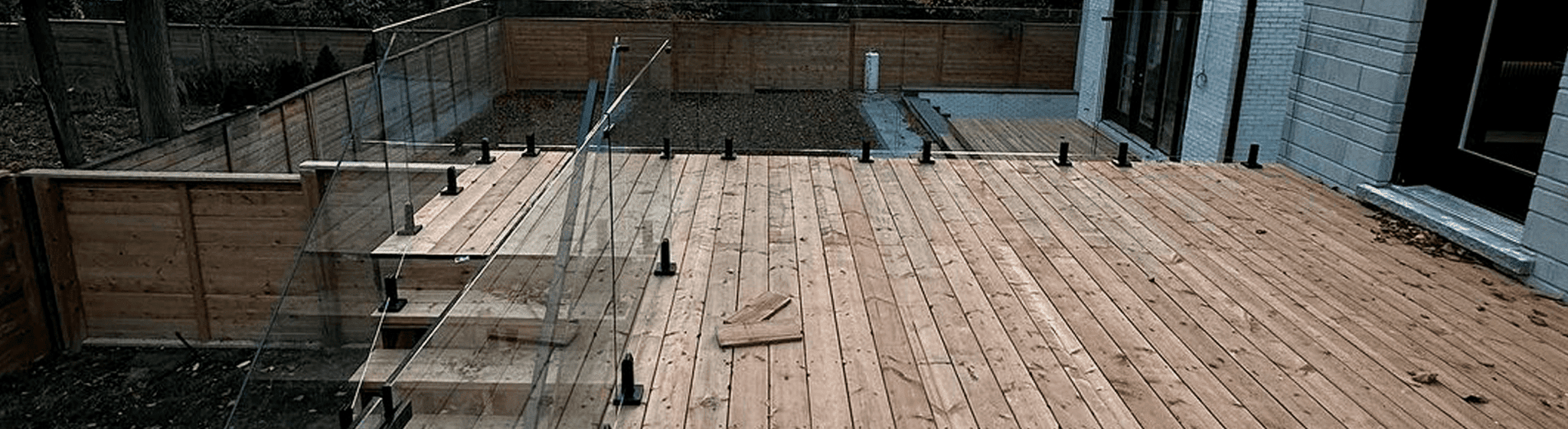 Design Your Outdoor Space: Innovative Glass Railing Staircases